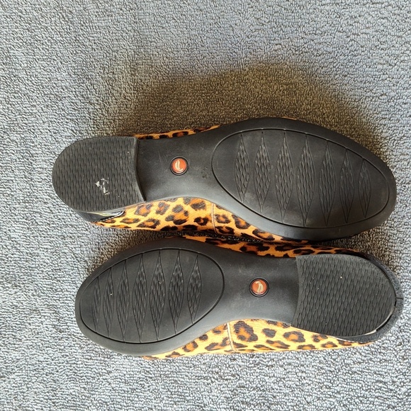 Clarks Unstructured Leopard Print Shoes - Picture 4 of 8